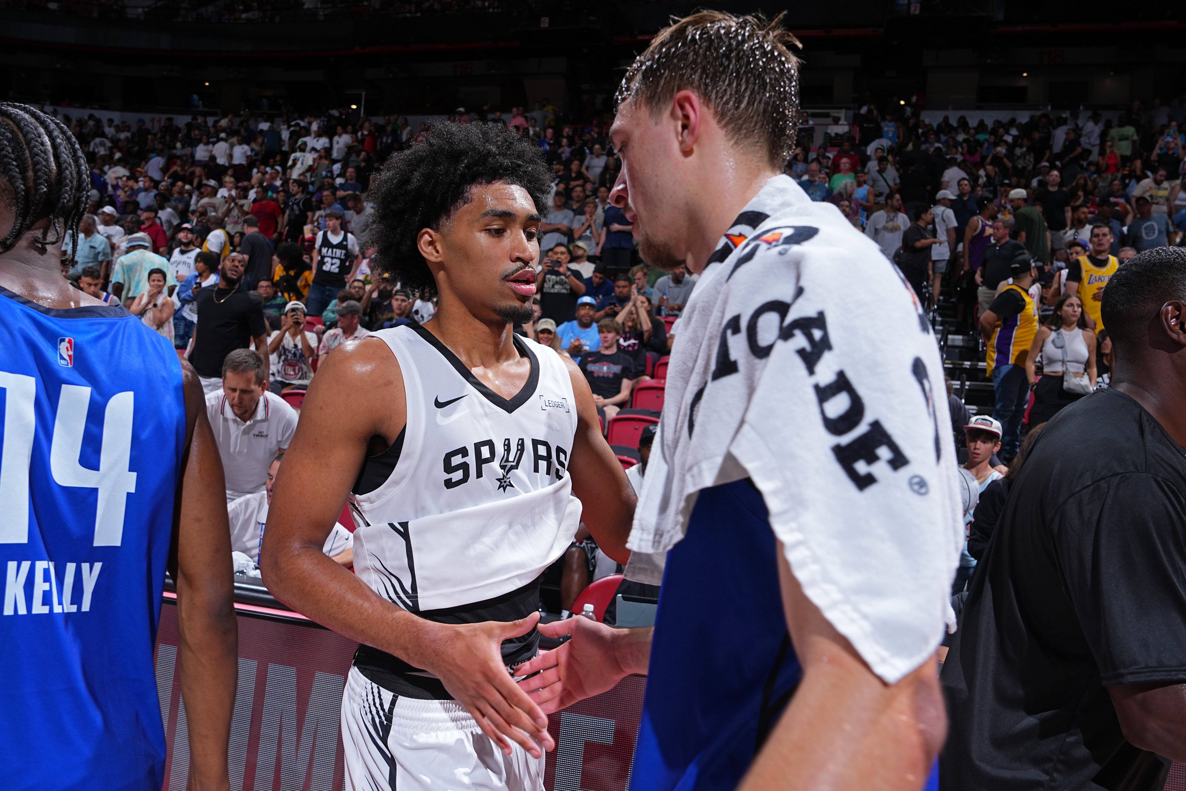 雷竞技官网包含清晨本菲卡调整名单以备NBA常规赛，绝杀压哨环节打磨，引发热议，阵容厚度经受考验的词条