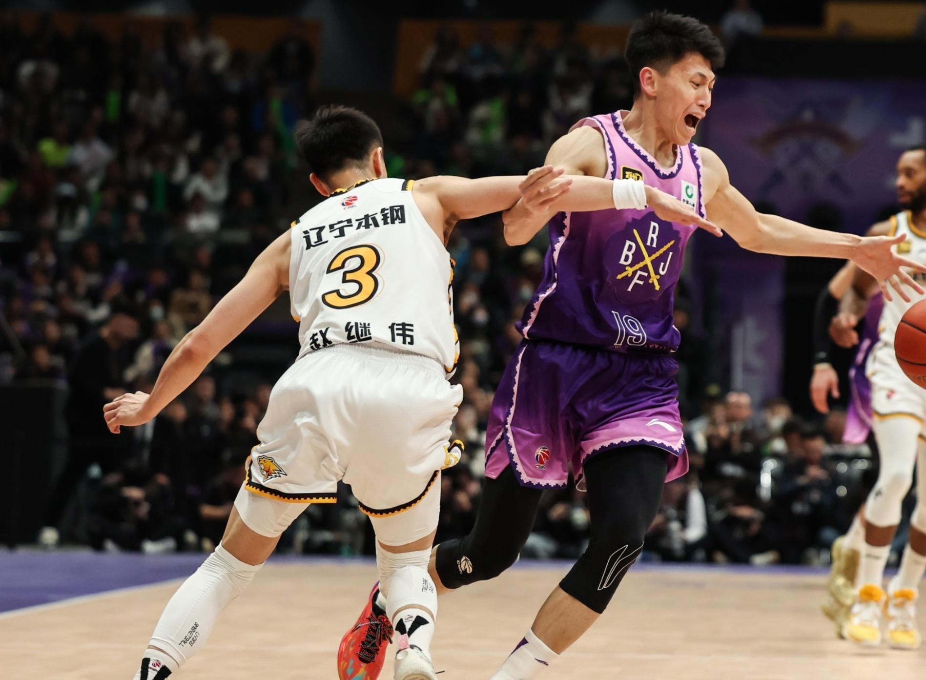 清晨CBA常规赛焦点战，西汉姆豪取连胜，话题不断，轮换策略成焦点的简单介绍